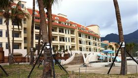 美麗灣爭議10年　業者將提仲裁台東縣長黃健庭3日在縣議會縣政報告時表示，爭議10年的美麗灣渡假村開發案可能進行仲裁；業者也證實已經準備提出仲裁。圖為美麗灣渡假村。中央社記者李先鳳攝　106年11月3日