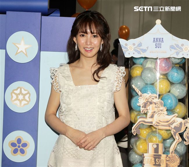 郭書瑤在情人節前夕甜蜜分享如何噴香水，讓你另一半好感度提升。（記者邱榮吉/攝影）