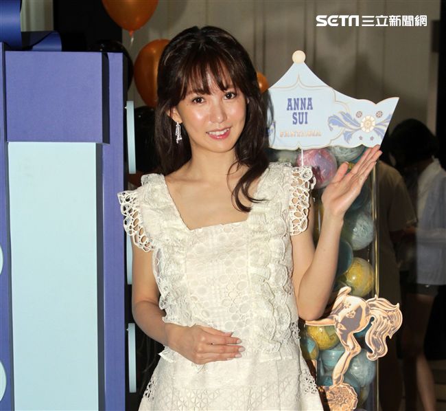 郭書瑤在情人節前夕甜蜜分享如何噴香水