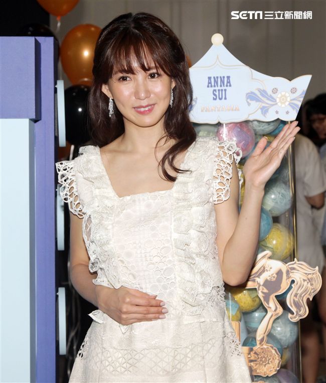 郭書瑤在情人節前夕甜蜜分享如何噴香水，讓你另一半好感度提升。（記者邱榮吉/攝影）