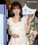 郭書瑤在情人節前夕甜蜜分享如何噴香水，讓你另一半好感度提升。（記者邱榮吉/攝影）