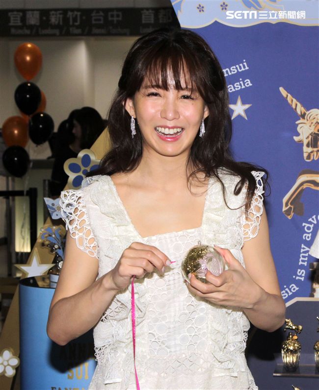 郭書瑤在情人節前夕甜蜜分享如何噴香水，讓你另一半好感度提升。（記者邱榮吉/攝影）