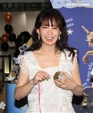 郭書瑤在情人節前夕甜蜜分享如何噴香水，讓你另一半好感度提升。（記者邱榮吉/攝影）