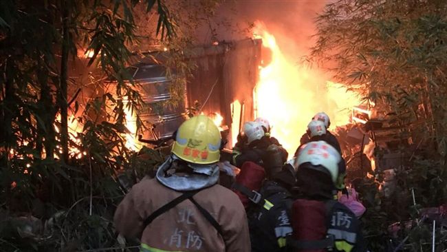 瑤池宮旁鐵皮屋竄火 消防馳援灌救中