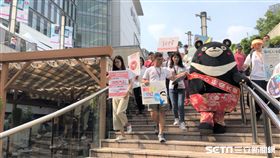 高雄熊擔任一日防疫大使與市民相約漢神巨蛋，「疫」起宣誓健康防護~浪漫共度情人節。（圖／高雄市衛生局提供）