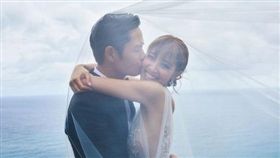 鄭嘉穎跟小22歲的未婚妻陳凱琳婚紗照。(翻攝微博)