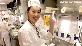 王靜瑩學習手作義大利麵條。（圖／寶麗來國際娛樂提供）