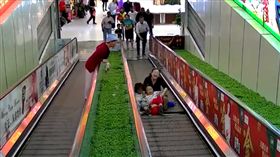 大陸,寧夏,手扶梯,吃人,階梯(圖/翻攝自微博)