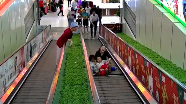 手扶梯少一階…女童下半身被「吞掉」