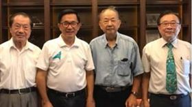 前總統陳水扁10日上午與《被出賣的台灣》中譯者陳榮成博士見面。（圖／翻攝臉書）