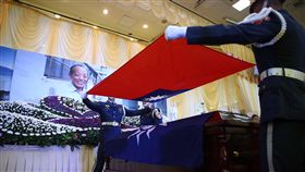 劉善榮辭世 國旗覆棺緬懷永遠的地勤英雄曾是黑貓中隊「地面裝備士官長」的劉善榮，於7月30日辭世、享壽97歲，9日舉辦告別式，覆旗官將國旗覆蓋在劉善榮棺墓上，表達他這輩子對國軍空防貢獻。中央社記者游凱翔攝 107年8月12日