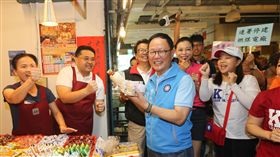 民眾送菜頭　高喊丁守中當選國民黨台北市長參選人丁守中（前中）12日前往台北市成德市場掃街拜票，攤商送上象徵好彩頭的菜頭等物品，高喊丁守中當選。中央社記者謝佳璋攝　107年8月12日