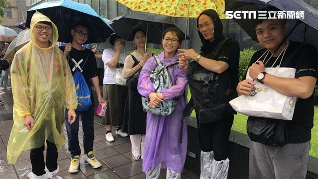 最強音第二站！粉絲冒著大雨也要排