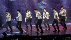 EXO大馬開唱　首設SOLO展才藝三度來馬開唱的南韓夯團EXO 7日晚間首次移到室內體育館演唱，8名成員熱力載歌載舞，並首次有個人Solo環節，讓馬來西亞歌迷嗨爆全場。中央社記者郭朝河吉隆坡攝　107年7月8日