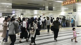 北市下午4時停班課　捷運湧人潮（2）颱風瑪莉亞進逼北台灣，台北市10日下午4時起停班停課，市區自下午起也陸續有間歇雨勢；4時一到，捷運站內湧現許多搭車民眾，盼在風雨增強前回家。中央社記者白芷達邦攝　107年7月10日