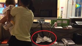 大陸福州一名媽媽帶兒子到親子餐廳吃飯時，她的兒子一直在店內摔壞玩具，店員無奈告知男童母親，結果男童媽媽暴怒，當場脫下孩子的尿布擦拭餐廳櫃台的電腦鍵盤。事後男童的爸爸得知後表示「我也不敢惹！」（圖／翻攝自騰訊視頻）