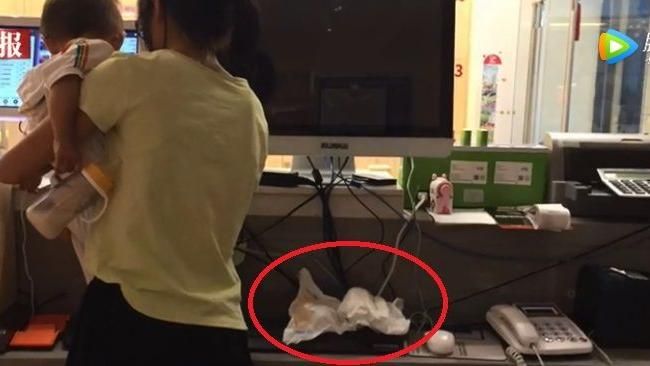 悍婦大鬧親子餐廳　拿兒尿布抹鍵盤
