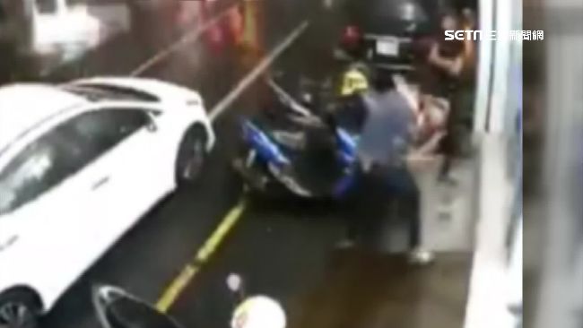 心疼女友生病上班　男毆打通訊行主管