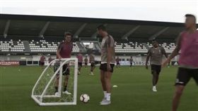 阻止C羅射門！他出神招笑歪百萬網友
C羅,尤文圖斯,射門,義甲,盧加尼
https://www.instagram.com/p/BmQQwbXggMY/