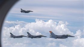 蔡英文總統12下午啟動「同慶之旅」，4架F16伴飛。（圖／翻攝臉書）