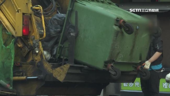 住戶跟保全說「垃圾子車滿了」。（示意圖／資料照）