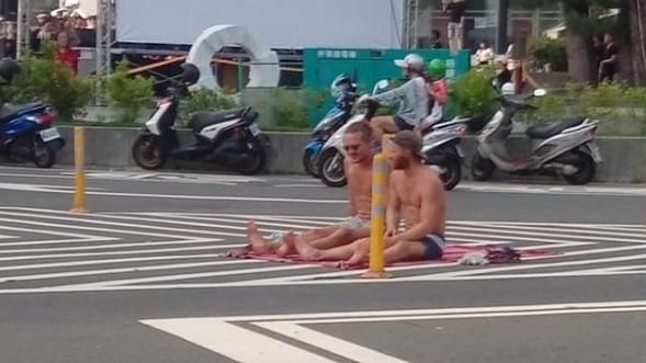 馬路當成夏威夷　老外裸躺槽化線曬肉