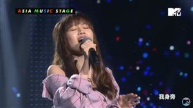 MTV「最強音」文慧如唱《逆光》。(翻攝YouTube)
