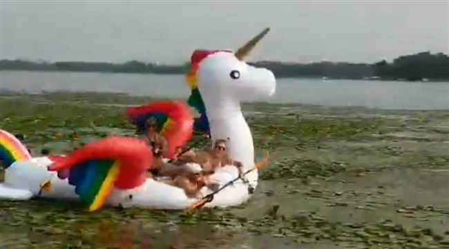 湖上玩獨角獸　比基尼妹子們GG了…