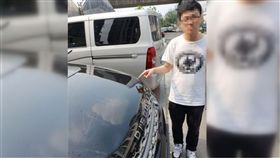 大陸,江蘇,名車,停車,正義,違規,維修,學生,奧迪,賓士 圖／翻攝自微博　https://goo.gl/EgNnNs