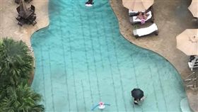 游泳,戶外游泳池,撐傘,九把刀　圖／翻攝自九把刀臉書