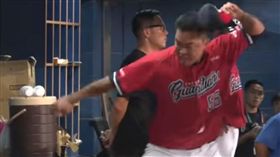 ▲郭泓志回休息區怒摔手套。（圖／取自CPBL TV比賽畫面）