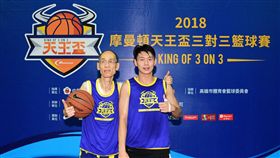 ▲SBL退役名將許智超父親許丕謀為孫子許祐瑋加油打氣。（圖／主辦單位提供）