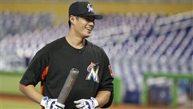 ▲陳偉殷拎著球棒練習打擊。（圖／美聯社／達志影像）