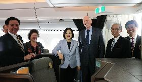 總統出訪友邦過境美國 莫健接機（2）