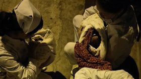 雲南通海5.0極淺層地震中國雲南省玉溪市通海縣13日凌晨1時44分發生規模5.0的極淺層地震，當地醫護人員將嬰兒抱出醫院，以避免房屋倒塌無法逃生。（取自中國國家地震台網官方微博）中央社記者繆宗和北京傳真　107年8月13日