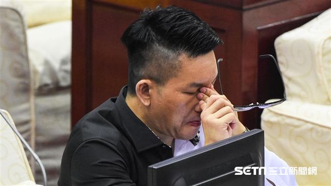 酒駕自撞惹議！童仲彥宣布退選