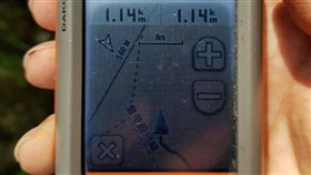 警消帶著GPS儀器上山，迅速找到葉男。（圖／翻攝畫面）