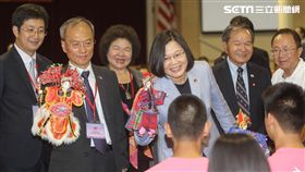 蔡總統訪僑教中心（1）總統蔡英文（右3）12日展開「同慶之旅」，出訪友邦巴拉圭和貝里斯，當地時間12日抵達美國洛杉磯過境，下午參訪僑委會洛杉磯華僑文教服務中心，與台美青少年交流布袋戲。中央社記者裴禛洛杉磯攝  107年8月13日