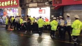 上海黃浦區商店招牌掉落，目前已經砸死3人。（圖／翻攝央視新聞）