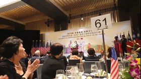 總統府秘書長陳菊在美國洛杉磯僑宴中致詞，隨團的立委蕭美琴透過臉書直播。（圖／翻攝臉書）