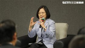 蔡總統訪僑教中心  與台美青年座談（3）總統蔡英文（圖）12日展開「同慶之旅」，出訪友邦巴拉圭和貝里斯，當地時間12日抵達美國洛杉磯過境，下午參訪僑委會洛杉磯華僑文教服務中心，與台美青年座談，回應青年提出的問題。中央社記者裴禛洛杉磯攝  107年8月13日