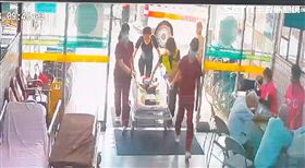 台中,巷口,轎車,輾過,命危,