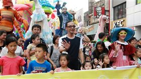 新北兒藝節變裝大遊行　親子爭睹圍觀