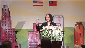 蔡總統過境洛杉磯　設僑宴感謝僑胞（3）總統蔡英文（後）展開「同慶之旅」，出訪友邦巴拉圭和貝里斯，當地時間12日飛抵美國洛杉磯過境，晚間出席僑宴，向僑胞與來賓舉杯致意。中央社記者裴禛洛杉磯攝　107年8月13日