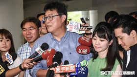 民進黨台北市長參選人姚文智前往市議會與議員高嘉瑜破冰。 （圖／記者林敬旻攝）
