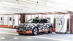 16:9
車訊網／大戰開打！Audi首部電動SUV　8月底亮相