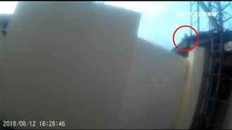 通緝犯見警上門　嚇得爬屋頂：會怕啦