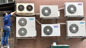 氣溫回升　供電燈號續亮黃燈全台12日氣溫回升，台電估計用電量將大增，截至上午11時20分止，台電公告全台用電量3288萬瓩，使用率90%，供電燈號仍維持供電吃緊的黃燈。中央社記者吳家昇攝　107年6月12日