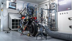 AKRAPOVIC測試機器人。（圖／翻攝AKRAPOVIC網站）