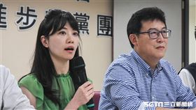 民進黨台北市長參選人姚文智前往市議會與議員高嘉瑜破冰，會後記者會。 （圖／記者林敬旻攝）